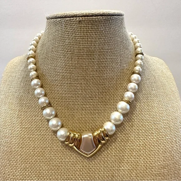 Vintage 1980’s Napier Necklace faux pearls, gold tone comes to a point, “V” - Picture 3 of 14